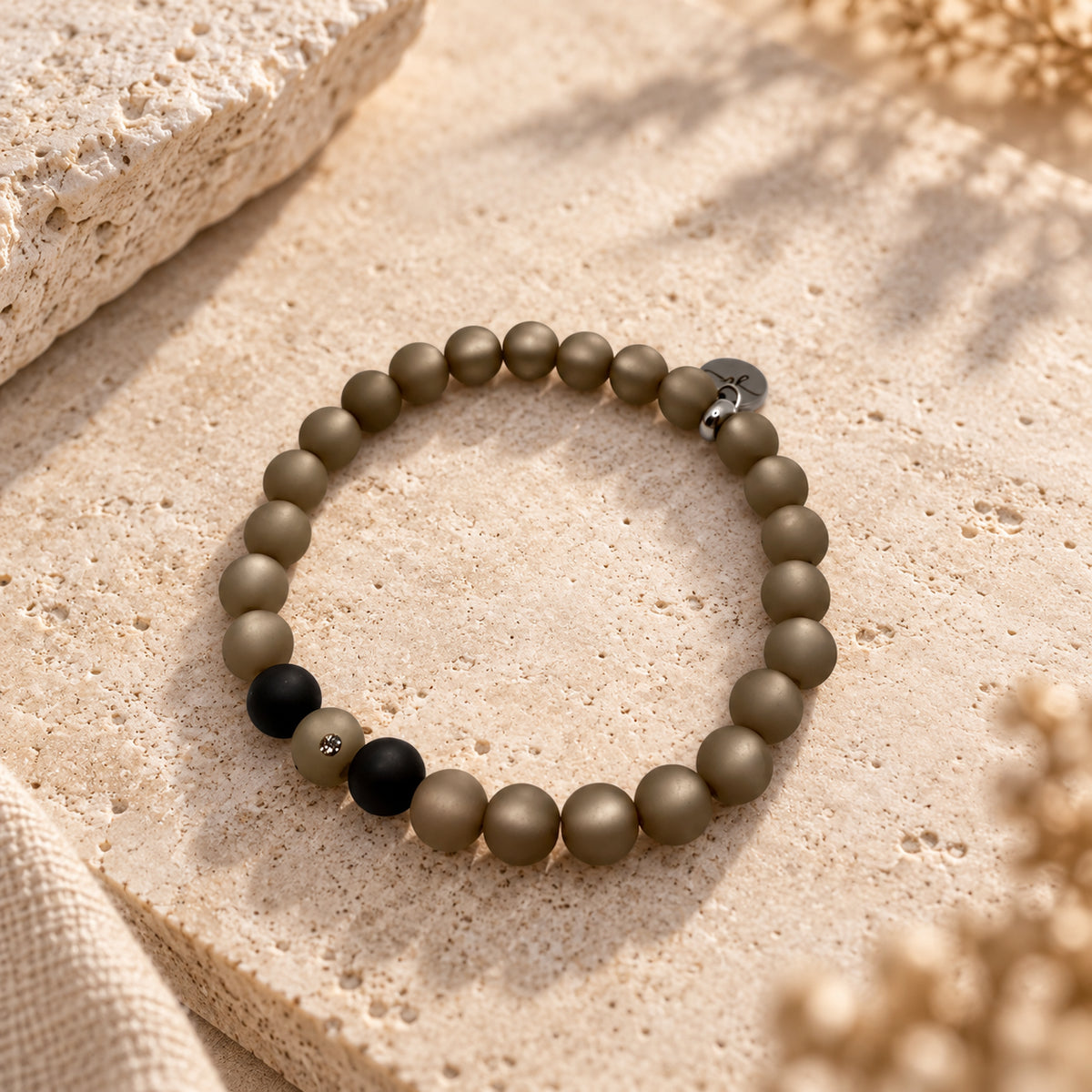 Abendlicht – handgefertigtes Polarisperlen-Armband in warmen Taupe- und Schwarztönen mit Swarovski-Kristall von JI Handmade