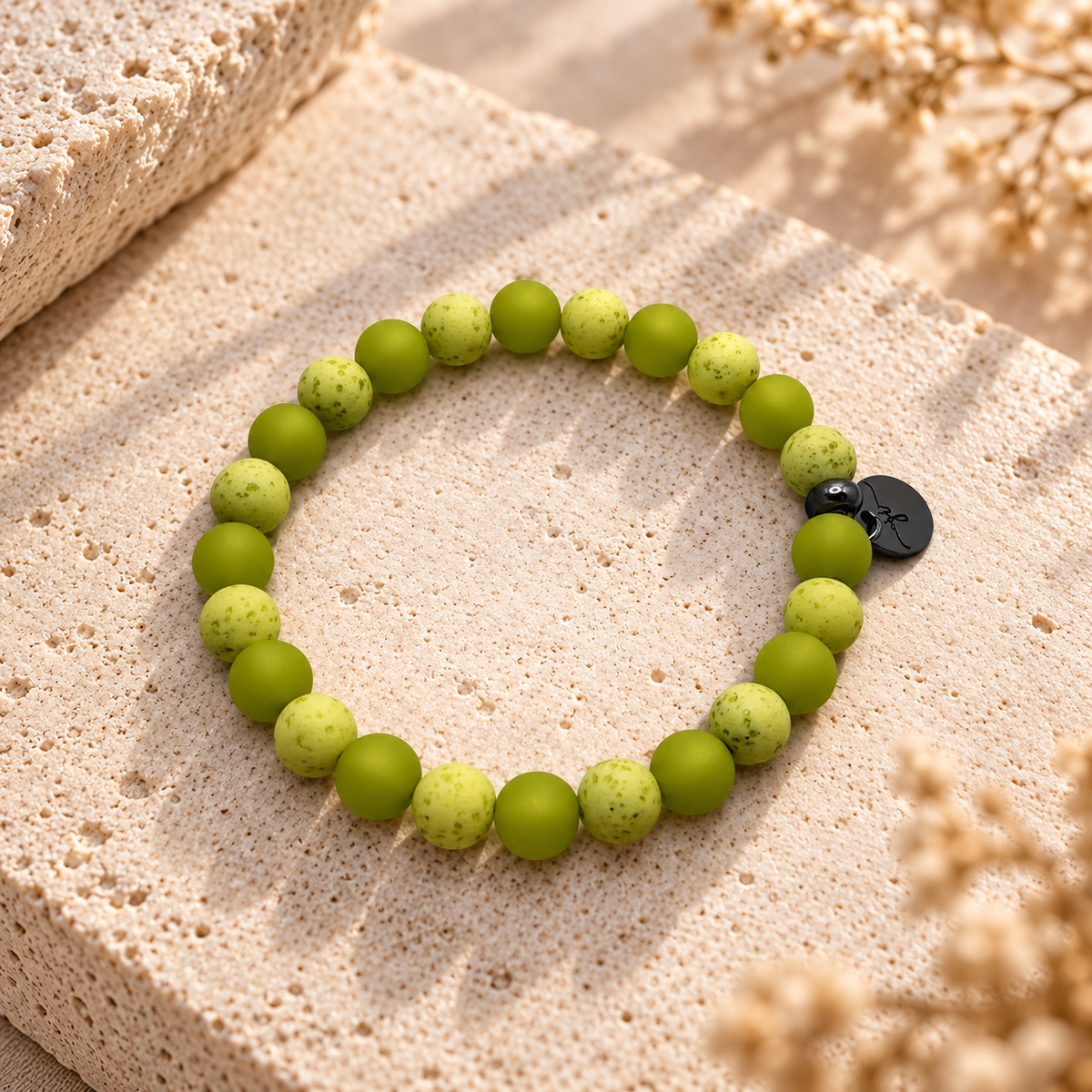 Grünes JI-Handmade-Armband Aufblühen mit Polarisperlen und Edelstahl-Logoplättchen