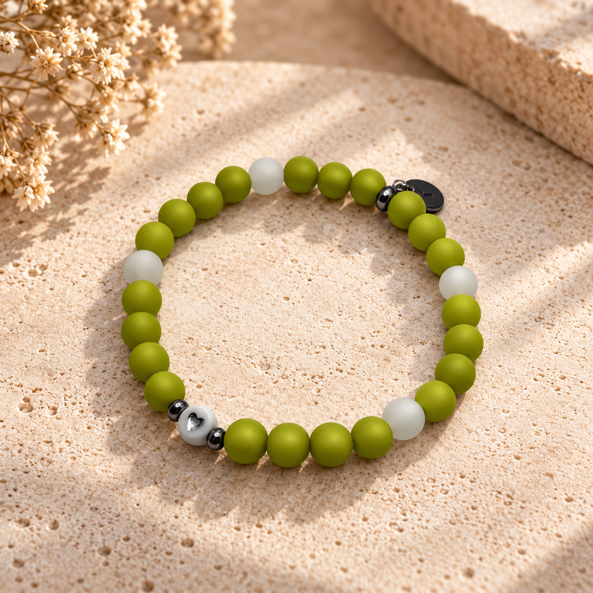 Herzensglück – grünes handgefertigtes Polarisperlen-Armband mit Herzdetail von JI Handmade