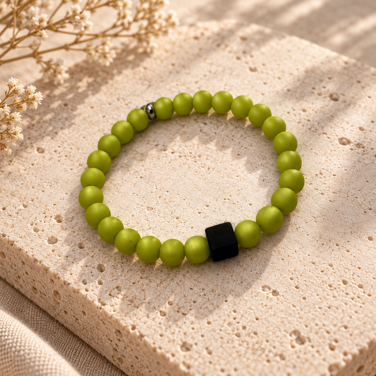 Lebenslust – grünes handgefertigtes Polarisperlen-Armband mit schwarzem Akzent von JI Handmade