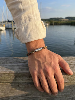 Meerbegleiter Küstenring Dünenwald am Handgelenk im Hafen