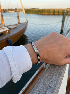 Meerbegleiter Küstenring Gischt am Handgelenk im Hafen
