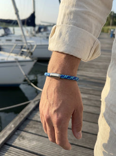 Meerbegleiter Küstenring Nordseewelle am Handgelenk im Hafen